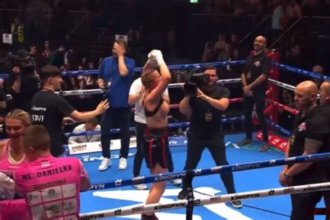 boxing girl flashes crowd after win|Top boxing promoter rips moment influencer flashes crowd after。